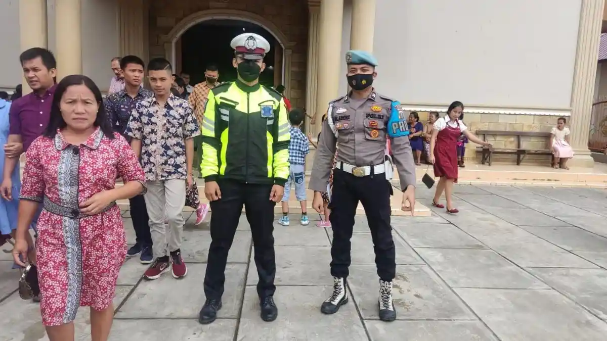 Polres Nias PAM Guna Pastikan Situasi Kondusif saat Ibadah Kebaktian di Gereja