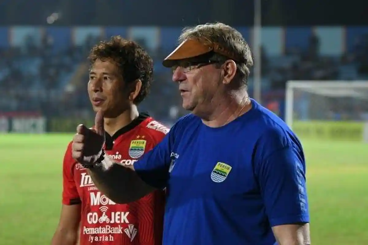 Alasan di Balik Keputusan Mengejutkan Robert Alberts Tak Mainkan Kiper Utama Persib Bandung