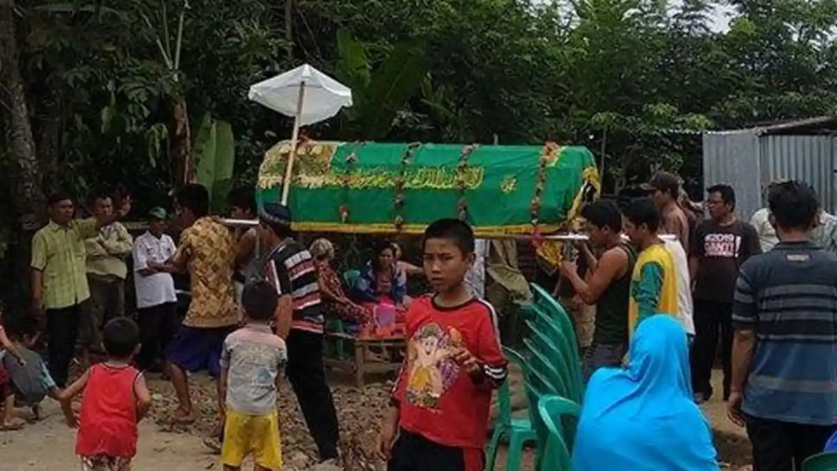 Erwin Bersimbah Darah di Tangan Selingkuhan Ceweknya, Cinta Segitiga ABG Jadi Motifnya