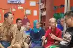 SUAMI-DIUSIR-Tengah-viral-di-media-sosial-kisah-seorang-suami-baju-merah-di-Pemulutan.jpg