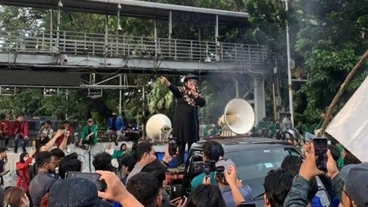 Sosok Raden Roro Neno, Ibu-ibu Berorasi Ikut Demo Indonesia Gelap ...