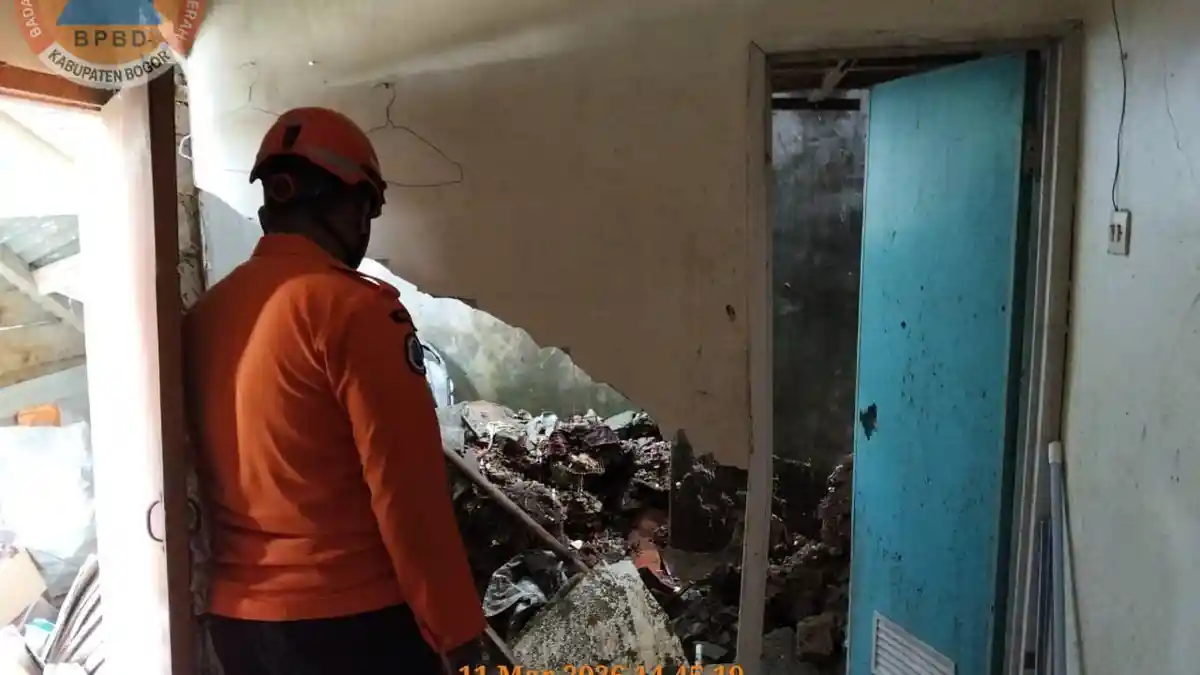 Kontur Tanah Labil, Lantai Rumah Warga Caringin Bogor Amblas Usai Diguyur Hujan Deras