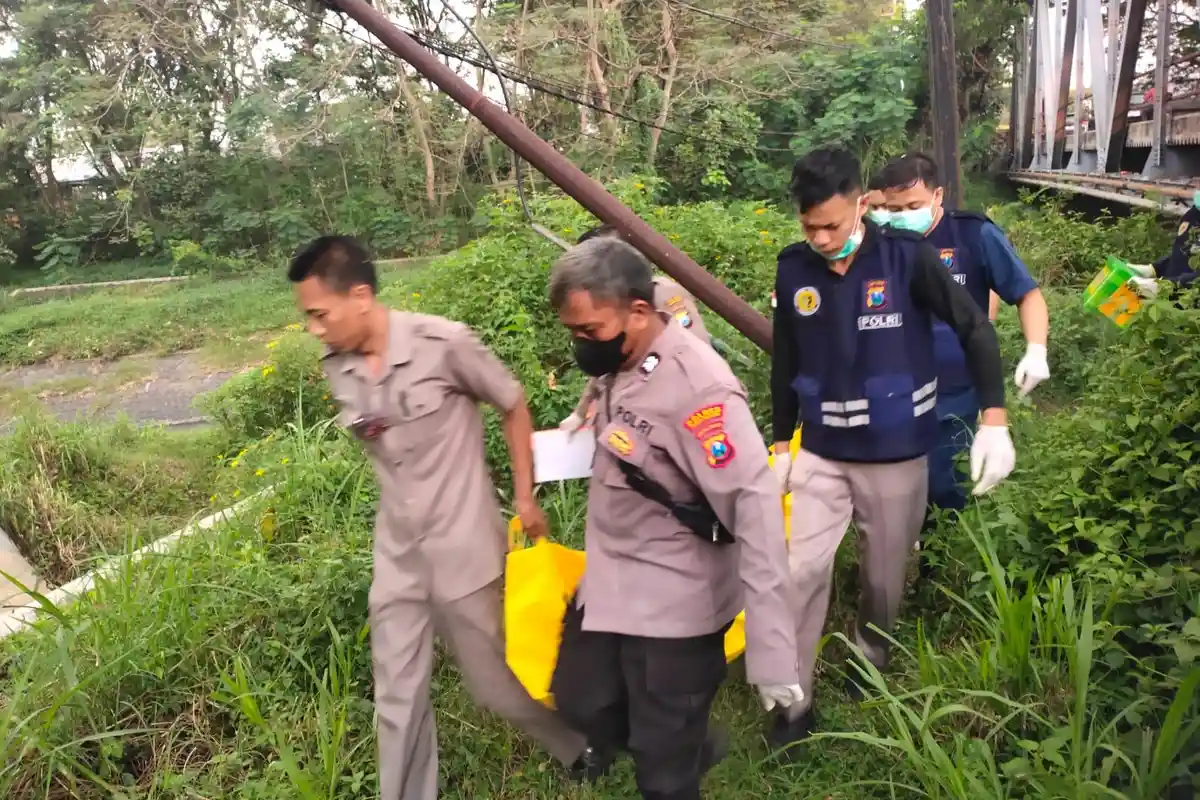 Jasad Pria Ditemukan di Bawah Jembatan Nganjuk, Terdapat 21 Luka Tusuk Diduga Korban Pembunuhan 