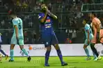 gagal-cetak-gol-ekspresi-striker-arema-fc-sylvano-comvalius.jpg