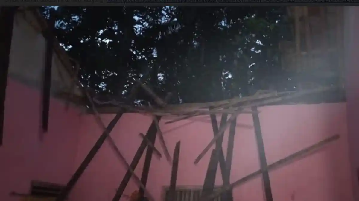 Atap Rumah Roboh, Keluarga Sugeng Terpaksa Berteduh di Dapur