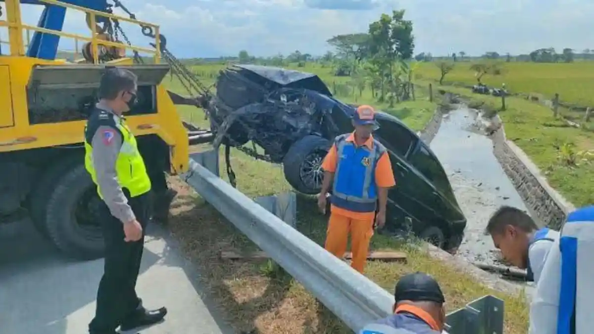 Dua Anggota DPRD Alami Kecelakaan di Tol Madiun, Mobilnya Nyungsep ke Parit