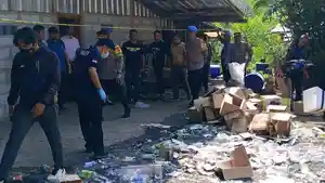 jabar/Polisi-mendatangi-tempat-penjual-miras-oplosan-di-Subang.jpg