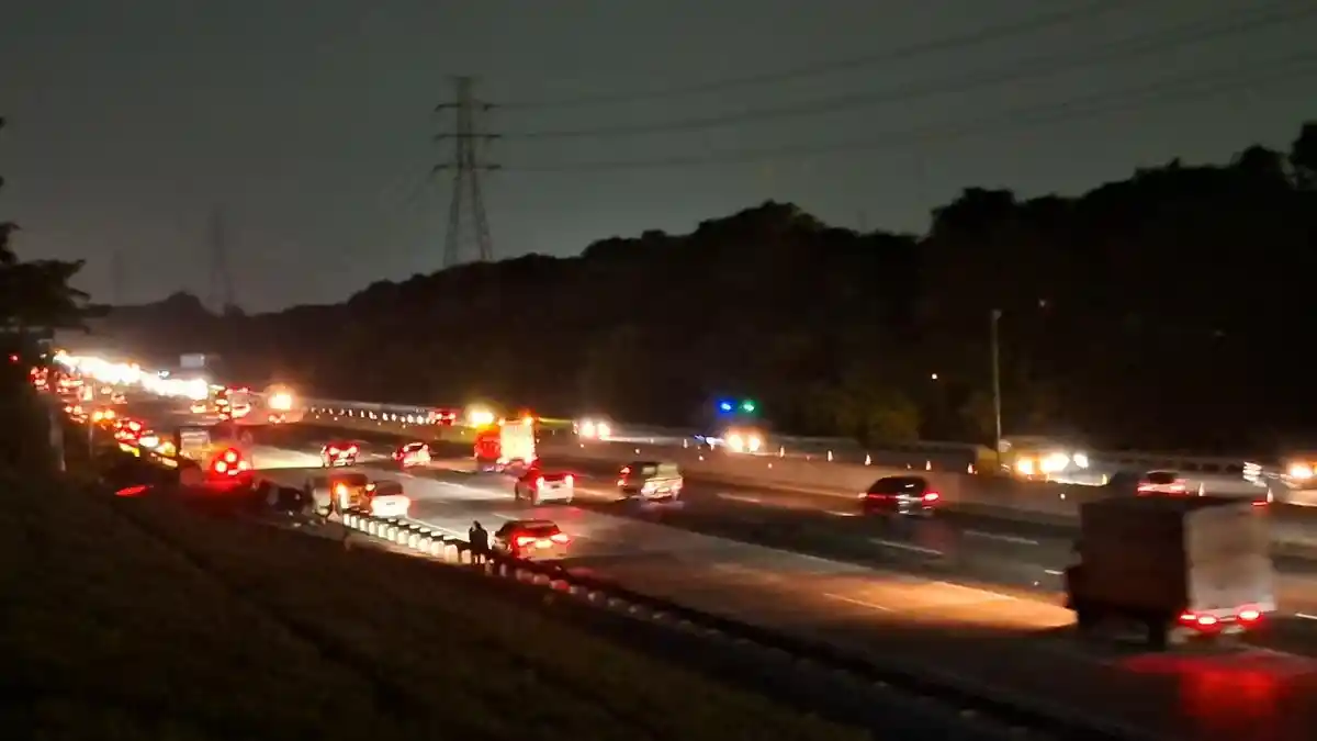Kondisi Terkini di Tol Japek KM 48, Arus Mudik Mulai Lancar