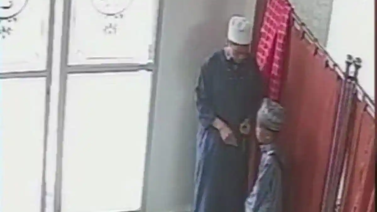 Beraksi Pakai Baju Gamis, Diduga Ayah dan Anak Bobol Kotak Infak Masjid di Medan Timur