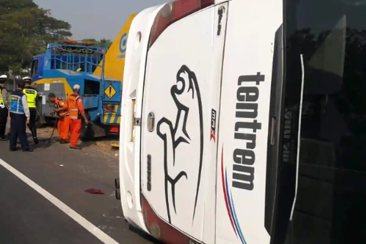 Melaju 100 KM/Jam, Bus Tentrem Jurusan Malang-Surabaya Terguling di Tol Waru, 3 Orang Terluka