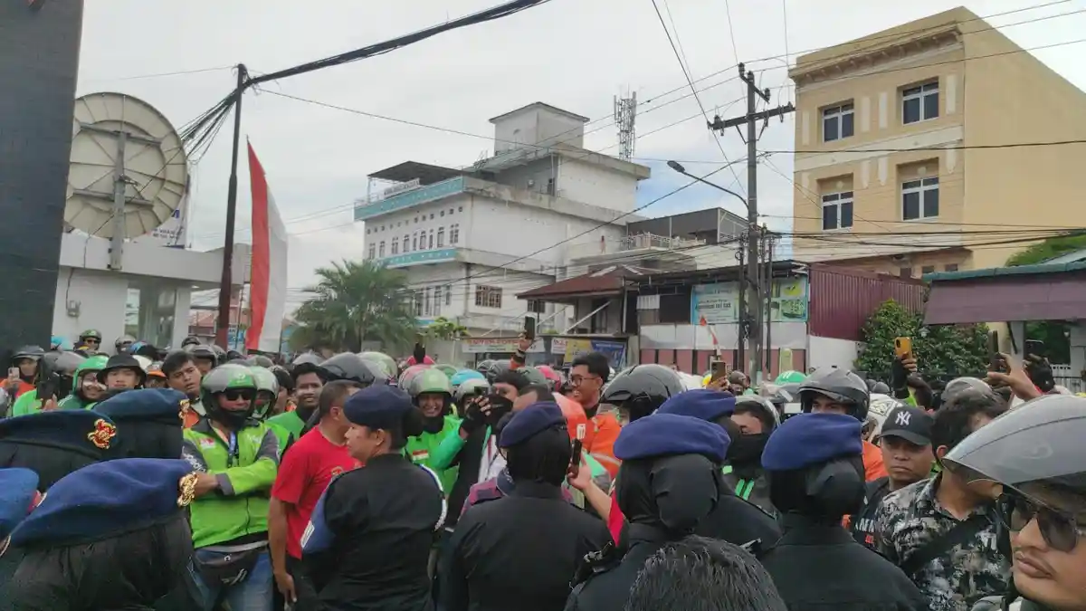 BREAKINGNEWS: Ratusan Ojol di Medan Geruduk Sat Brimob Polda Sumut, Buntut Tewasnya Affan Kurniawan