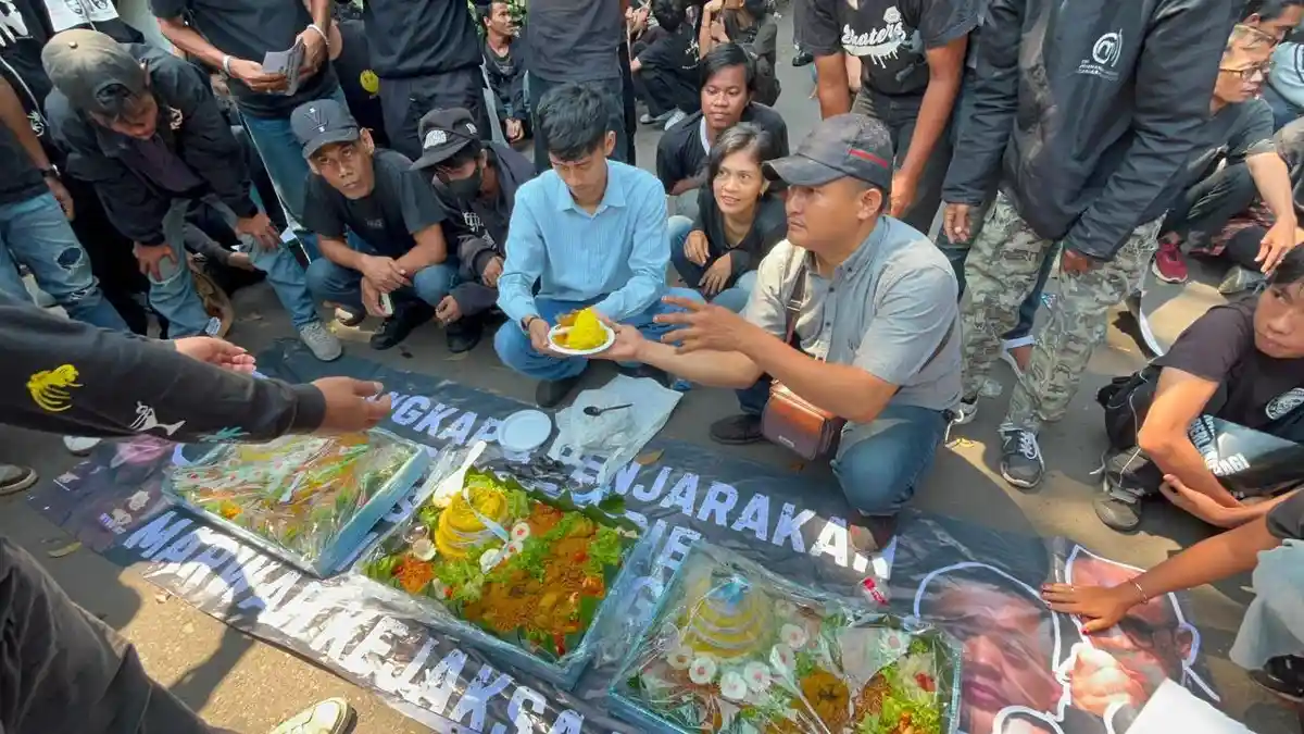 Massa Aksi Gelar Tumpengan di Depan Kejagung, Bentangkan Spanduk Jumat Berkah Pemberantasan Korupsi - Tribunnews.com