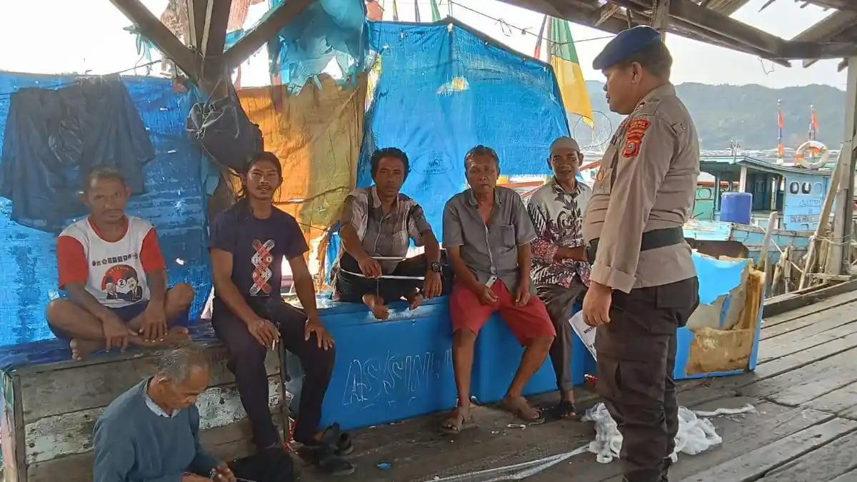 Personel Satuan Polairud Polres Sibolga Sambangi Nelayan, Sampaikan Pesan Kamtibmas