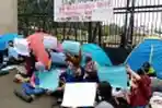 Sejumlah Pencinta Alam Turun Gunung Dirikan Tenda di DPR RI