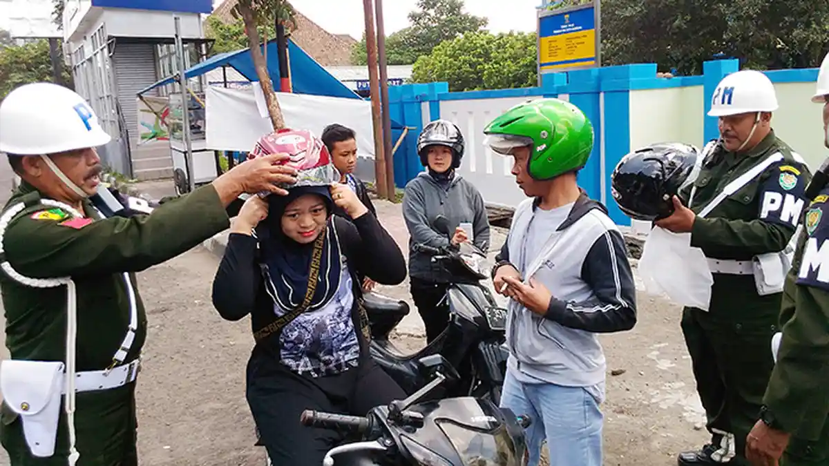 Denpom Siliwangi Bagikan Helm Gratis Demi Keselamatan Berkendara - pembagian-helm-gratis-denpom-iiisiliwangi_20160127_133945.jpg