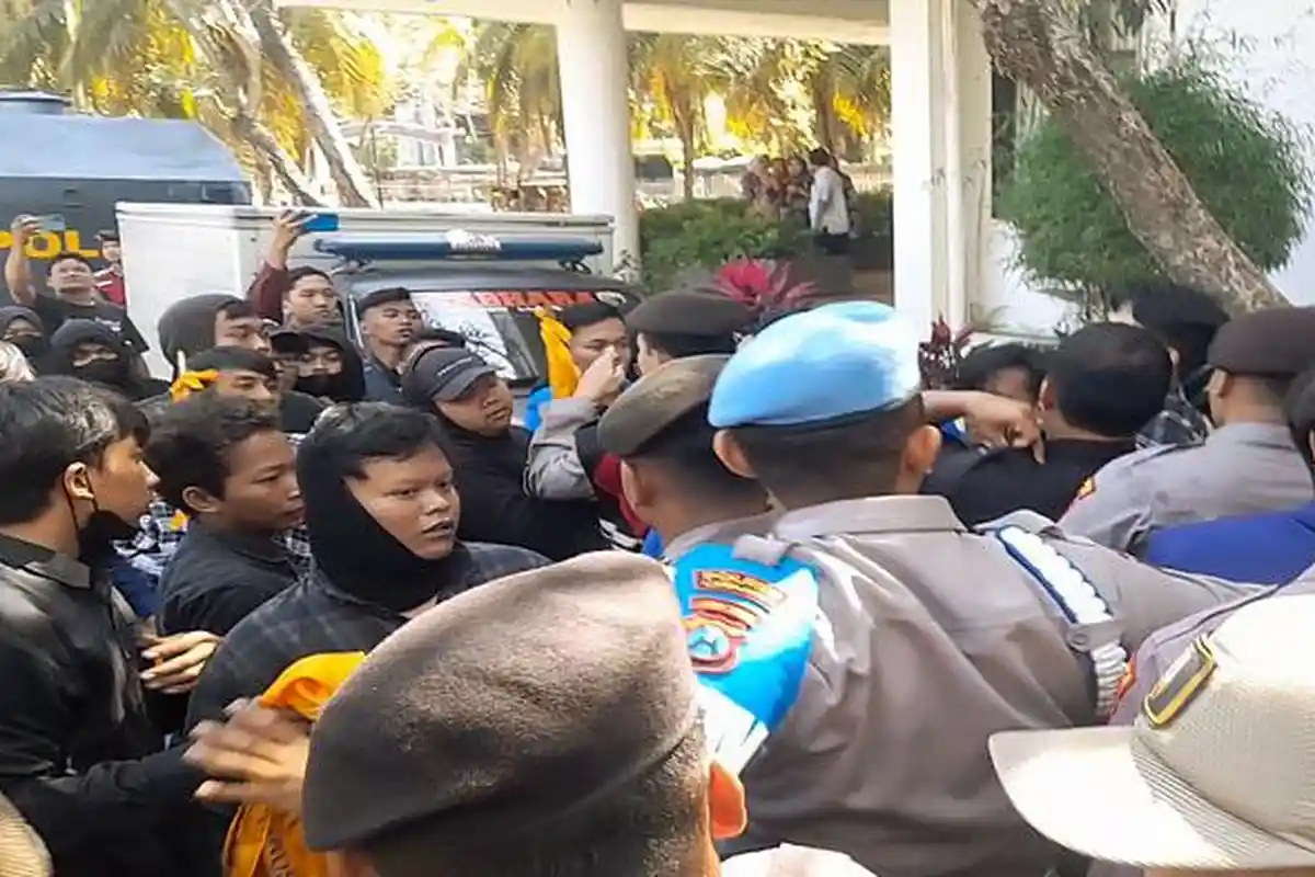 Aksi Demo Mahasiswa Luruk Pemkab Lumajang Ricuh Hingga Rusak Fasilitas, Sekda Sebut Begini
