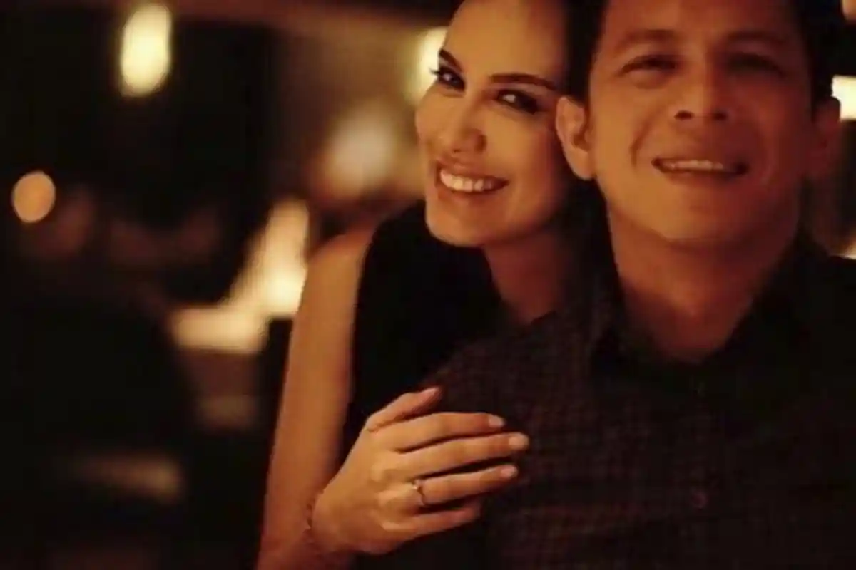 Saat Peluk Mesra Ariel dari Belakang, Sebuah Cincin Terlihat di Jari Manis Sophia Latjuba