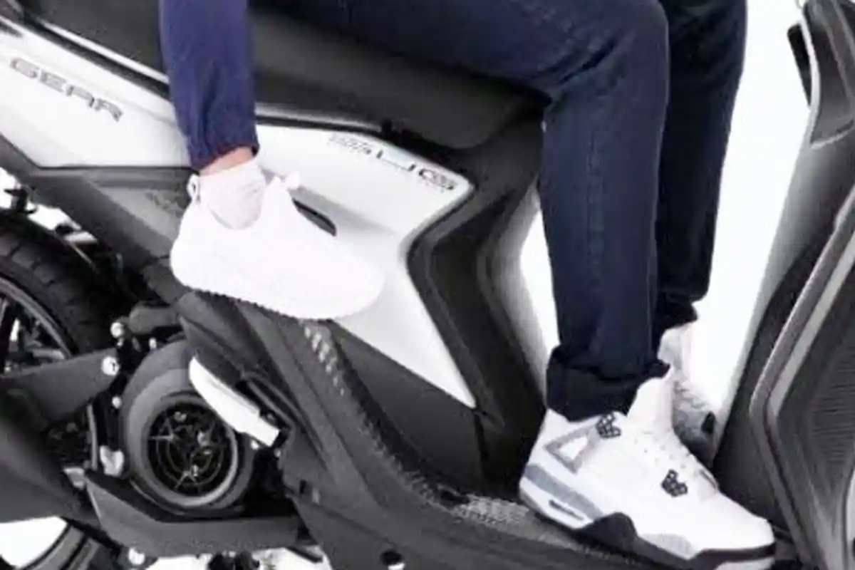 Punya Banyak Tempat Pijakan Kaki, Bonceng Anak Sambil Bawa Barang Banyak Tetap Nyaman Pakai Gear 125