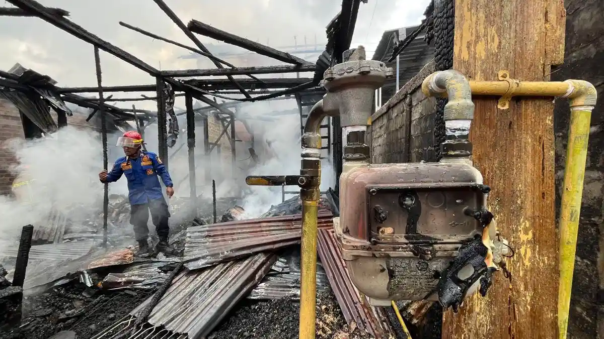 Lima Rumah di RT 07 Kelurahan Muara Rapak Terbakar, BPBD Balikpapan Turunkan 12 Unit Damkar
