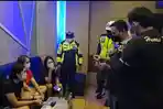petugas-memeriksa-identitas-pengunjung-karaoke-saat-menggelar-operasi-yustisi.jpg