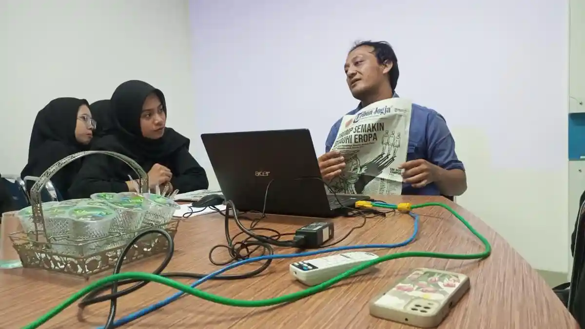 Kunjungi Tribun Jogja, LPM DinamikA UIN Salatiga Belajar Transformasi Digital dan Keredaksian
