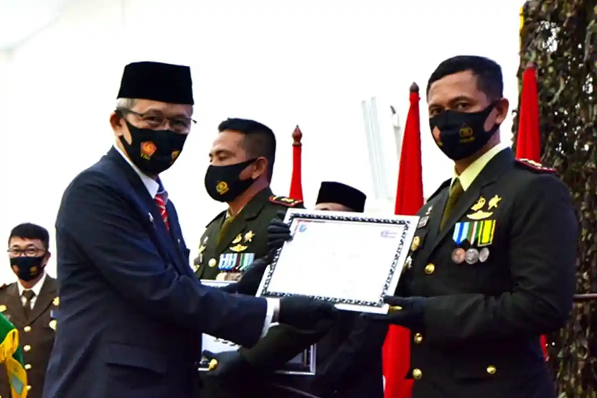 Kodim 1202/Skw Terima Dua Penghargaan Desa Mandiri Dari Pangdam XII/Tpr