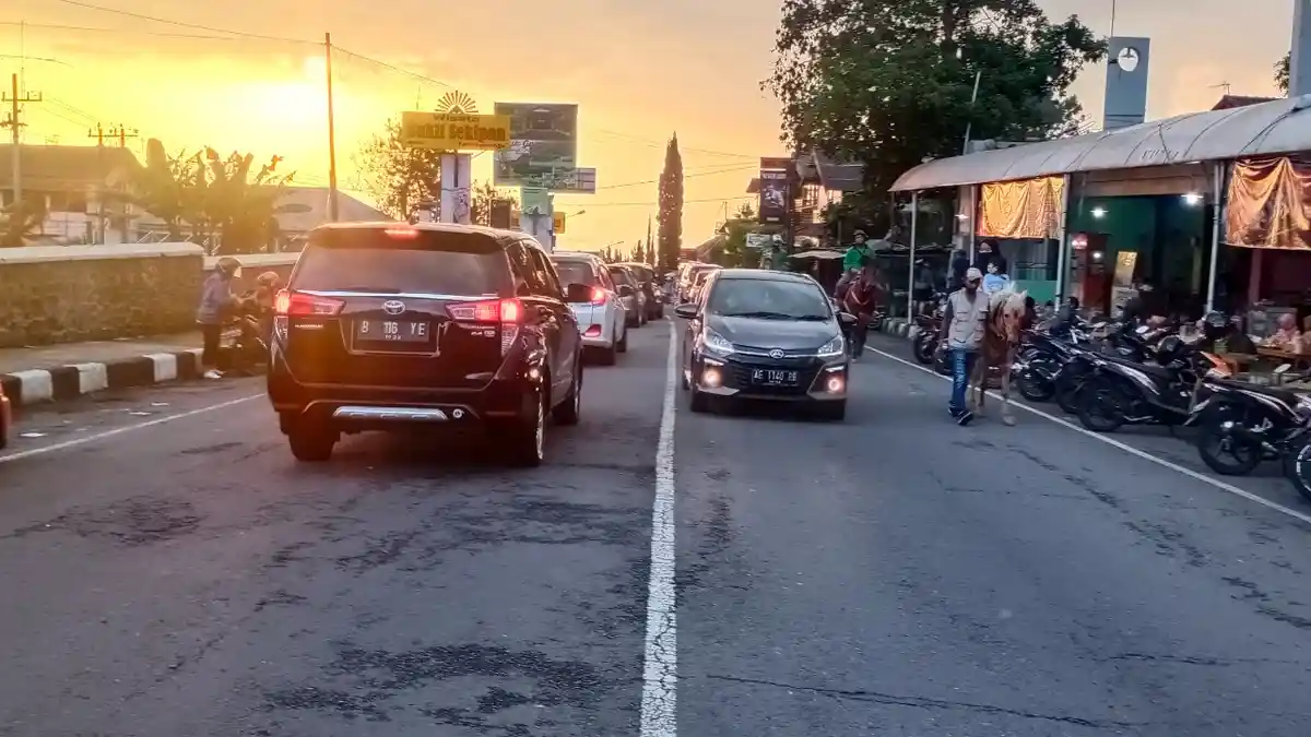 Masuki Hari Kedua Libur Panjang, Kendaraan Padati Tawangmangu, Lalu Lintas Sempat Mengular
