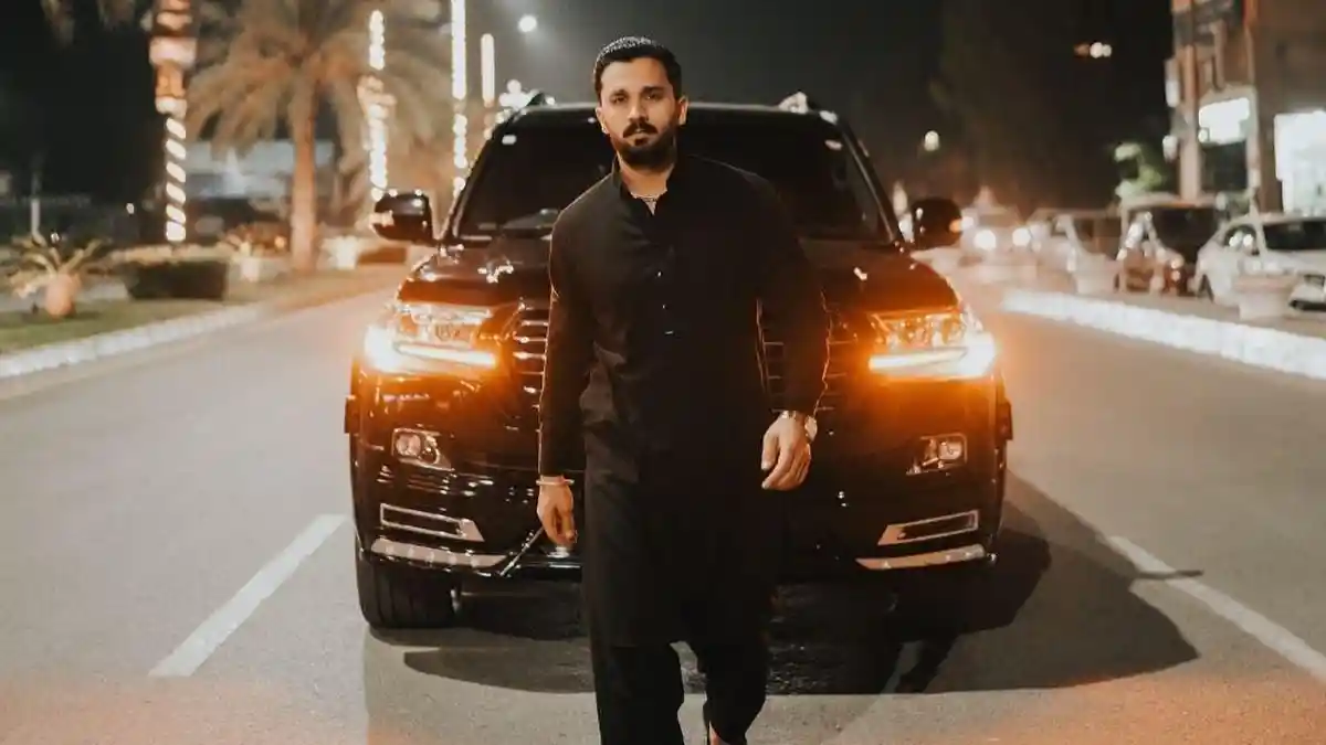 Gara-gara Parfum, YouTuber Pakistan Rajab Butt Kena Persekusi Digital 