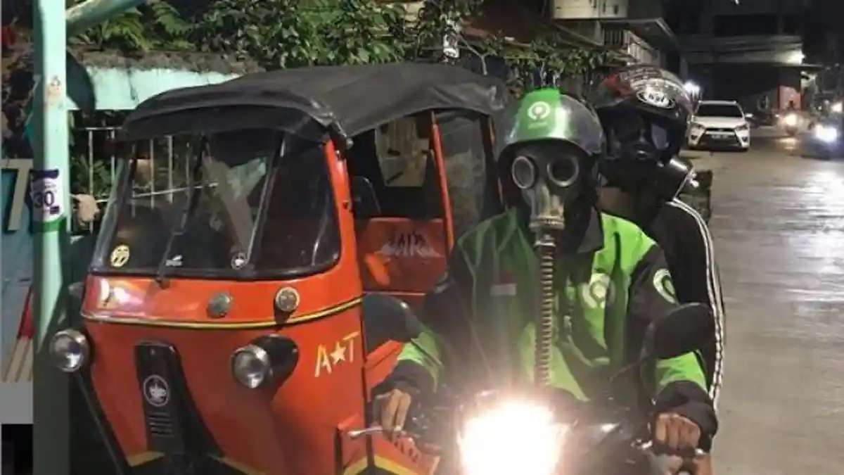 Viral Drivel Ojol Pakai Masker Anti-Nuklir Untuk Cegah Virus Corona