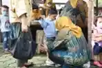 Ditimbang dan Diberi Obat Cacing Balita Putra-Putri Seskoad