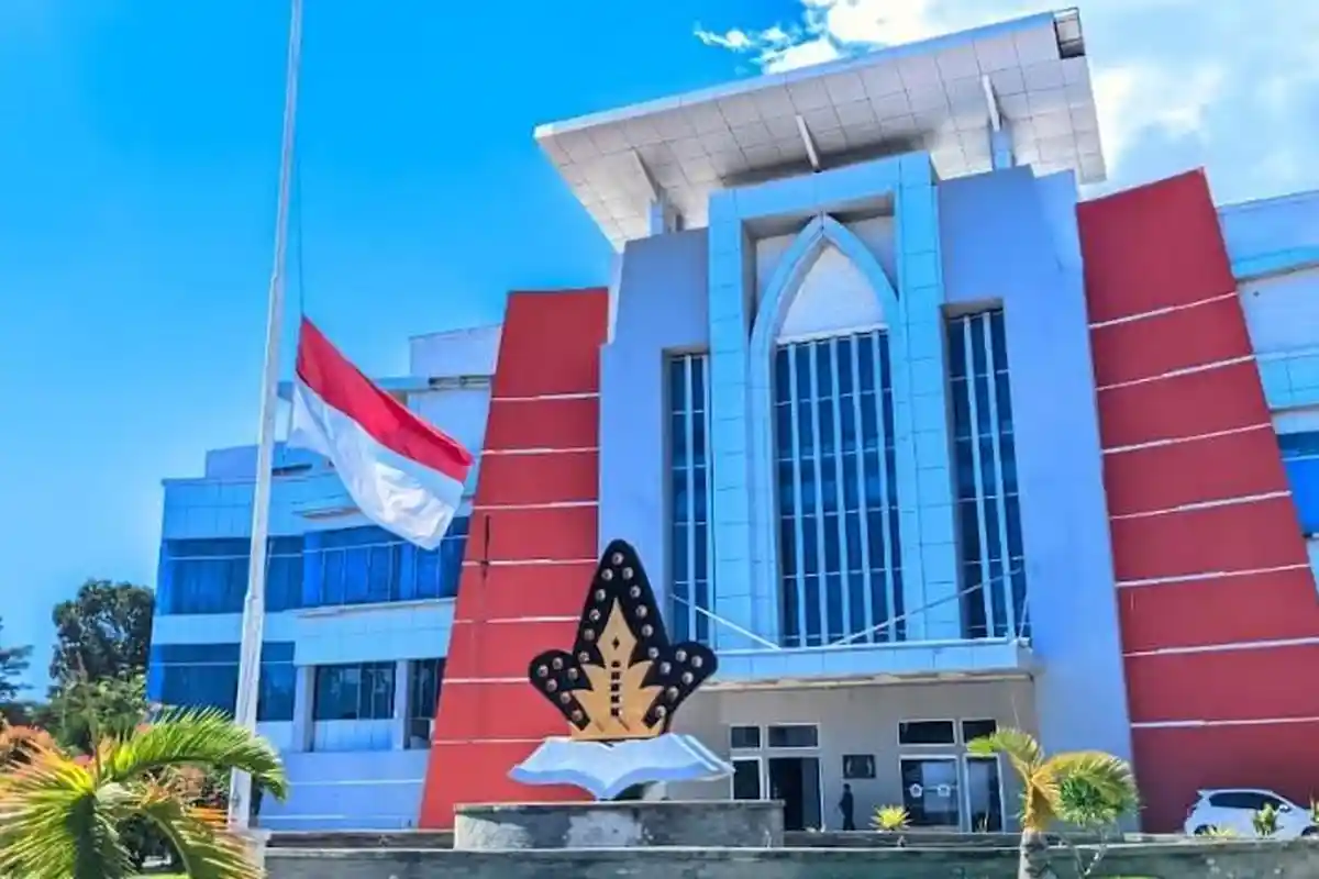 Duka Mahasiswa KKN UNG, Bendera Setengah Tiang Berkibar di Rektorat