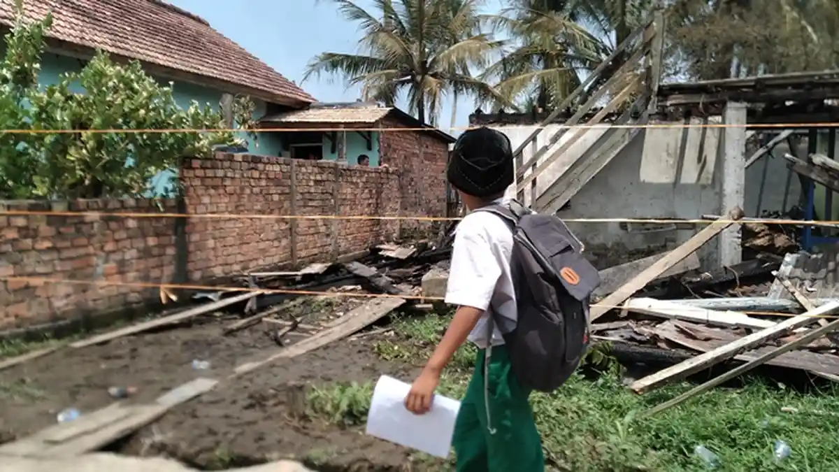 Kebakaran di Talang Putri Plaju, Warga Padamkan dengan Air Kolam Ikan, Dua Rumah Terbakar