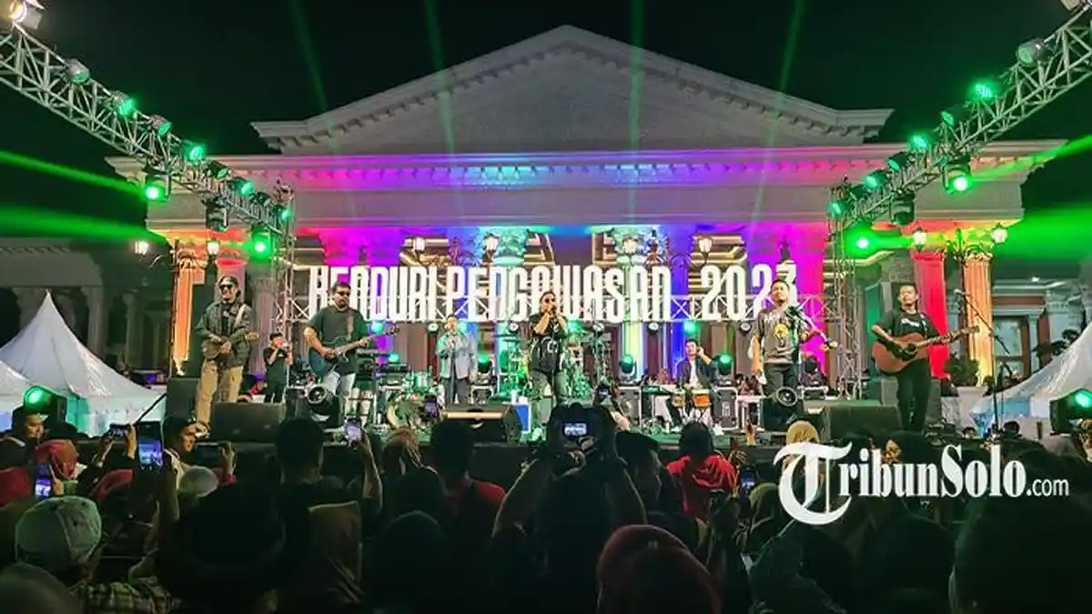 Jadi Penutup Rangkaian Kenduri Pengawasan 2023, Ribuan Warga Banjiri Pentas Musik Guyon Waton