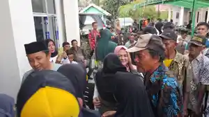 Ilham-Lawidu-dan-Surya-sambut-kedatangan-warga.jpg
