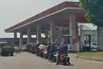 Suasana-antrean-pembeli-Pertalite-di-SPBU-di-Gadog-Ciawi-Kabupaten-Bogor-Jumat-1262026.jpg