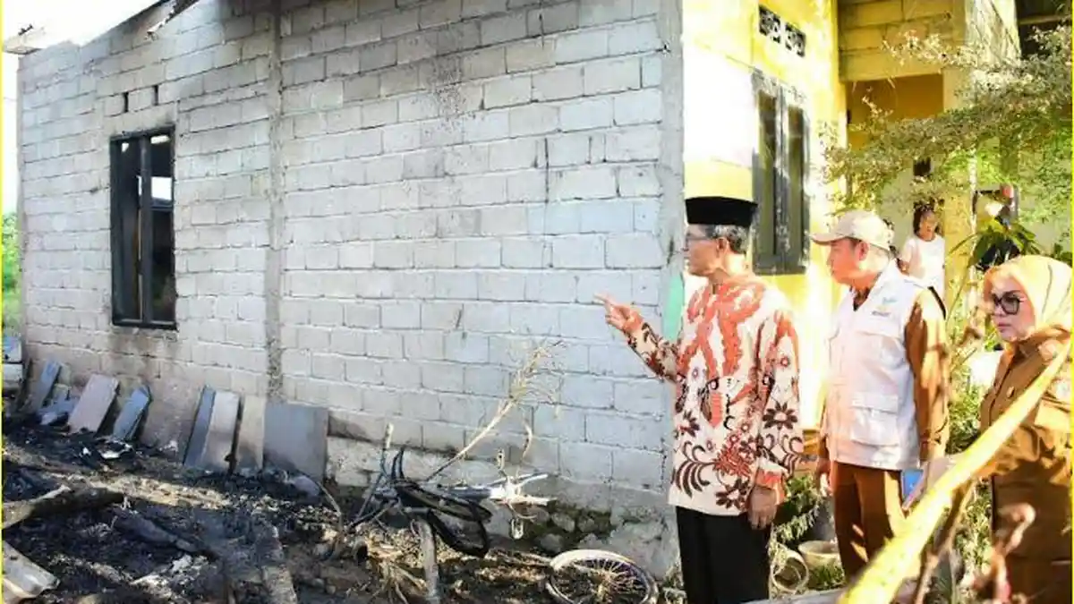 Sekda Kota Gorontalo Serahkan Bantuan untuk Korban Kebakaran di Kecamatan Kota Timur