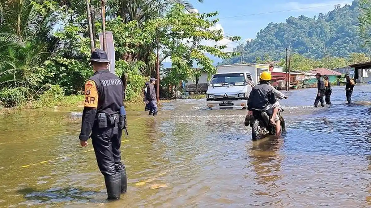 Brimob Polda Sulteng Bantu Korban Banjir di Desa Bunta Morowali Utara