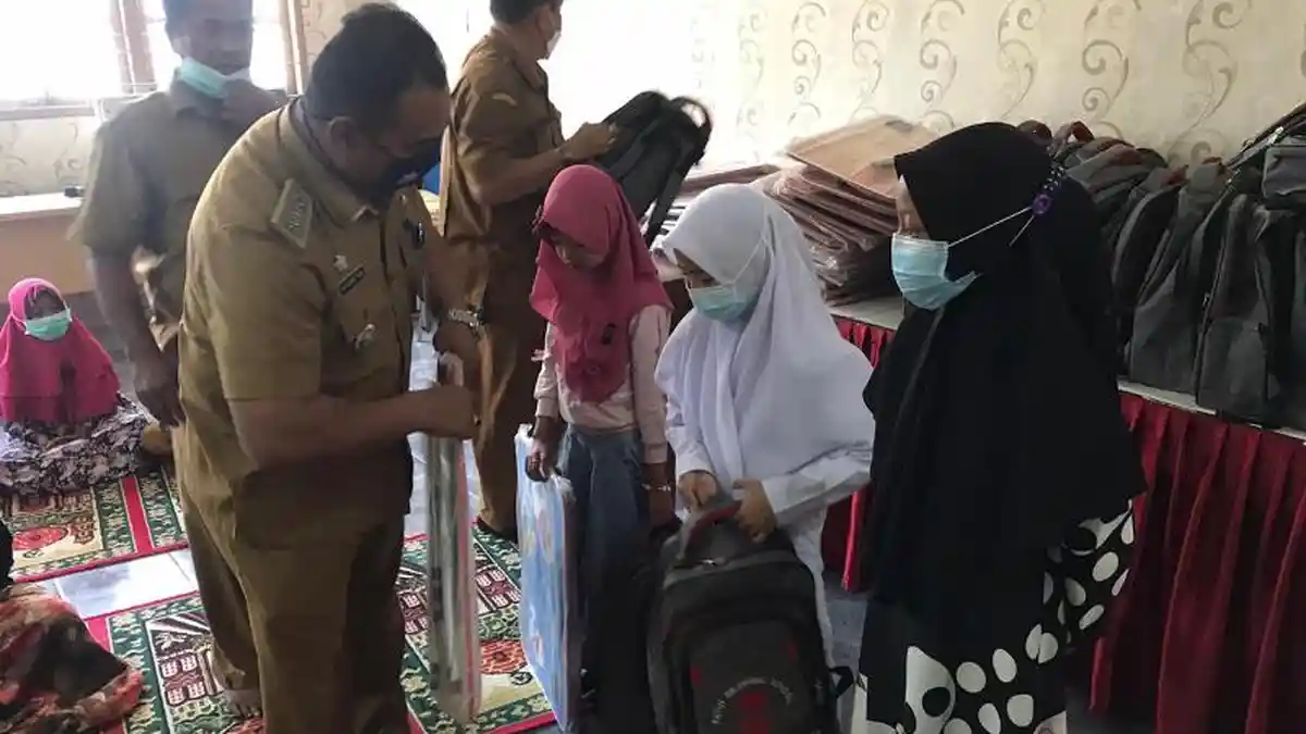 40 Anak Yatim dan Kurang Mampu di Baiturrahman Banda Aceh Terima Bantuan Paket Sekolah