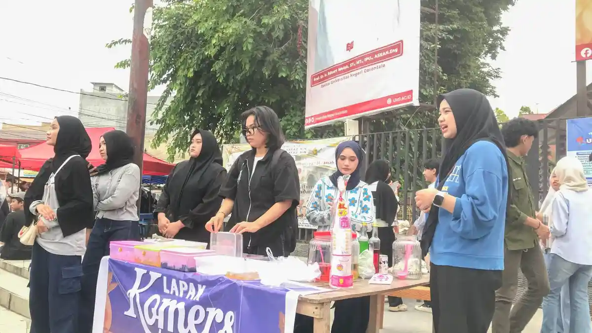 Mahasiswa UNG Berjualan Takjil di Kota Gorontalo, Cari Sumber Dana Kegiatan