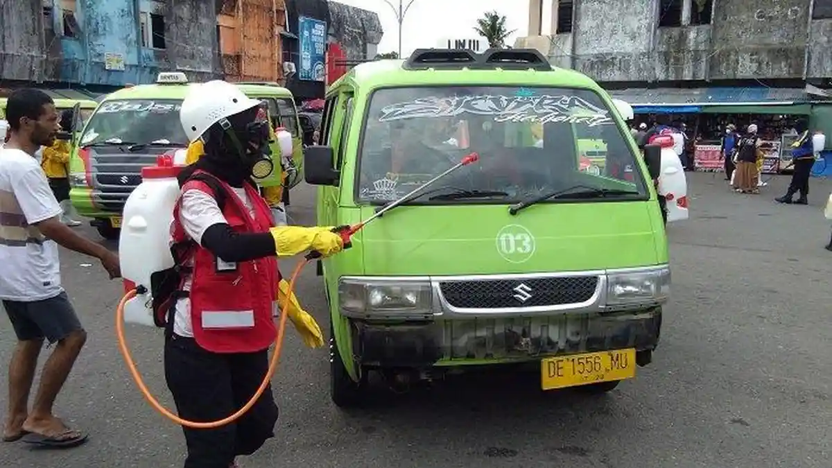 Cegah Virus Corona, Dishub Ambon Semprotkan Disinfektan ke Angkutan Umum di Terminal Mardika