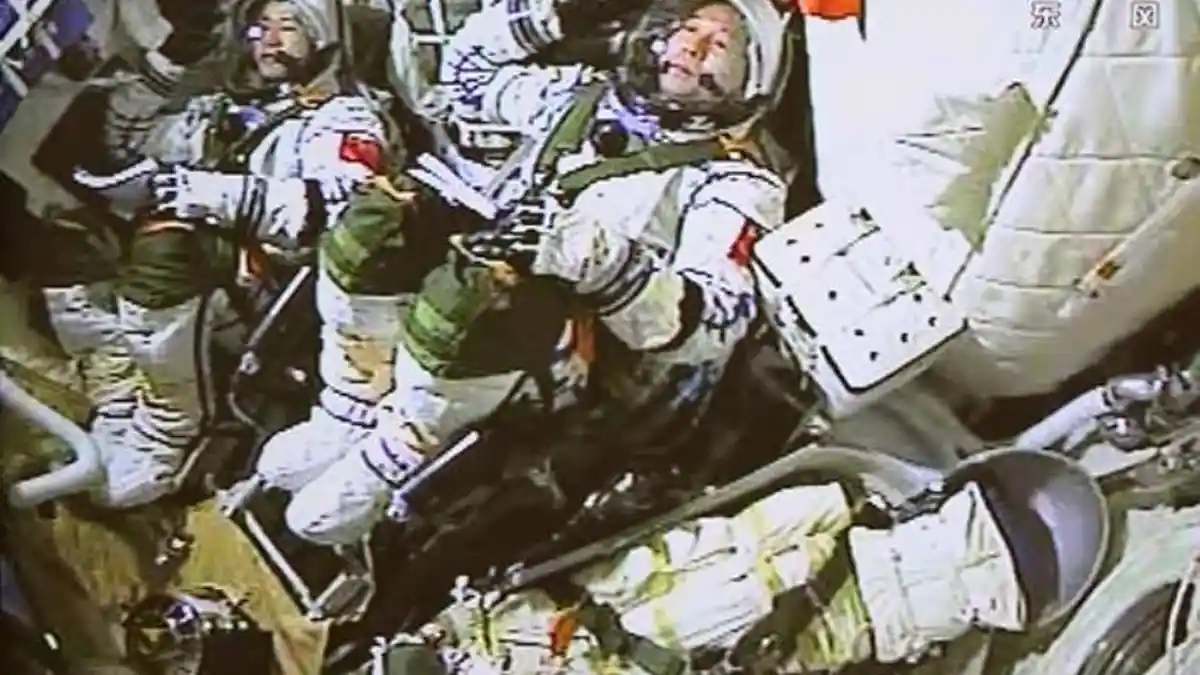 Pertama Kali Tembus Antariksa, Astronot Tiongkok: Wow, Keren!