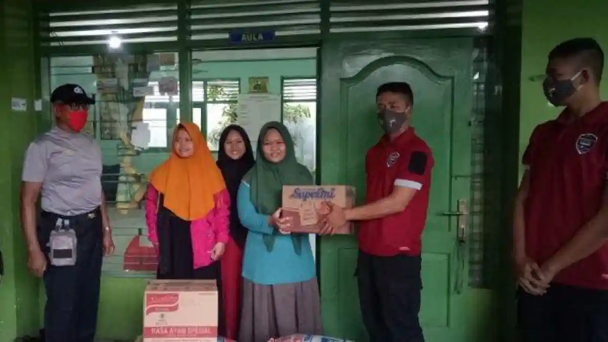 20 Bintara Polresta Solo Sisihkan Gaji Pertama Demi Bantu Warga Terdampak Corona