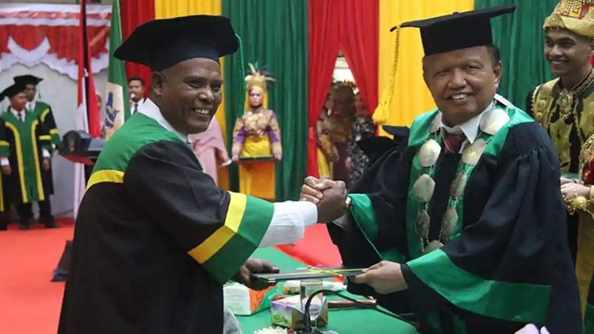 Lulus dengan IPK 3,65, Ini Judul Skripsi Abusyik Bupati Pidie untuk Raih Sarjana