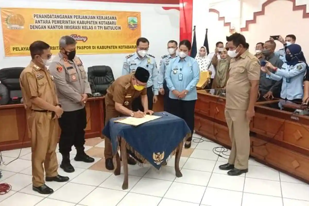 Teken MoU Dengan Kantor Imigrasi Batulicin, Bupati Kotabaru Sebut Eazy Paspor Sangat Membantu