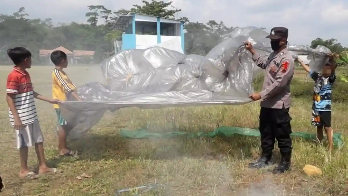 2 Pilot Pesawat Laporkan Balon Udara Liar Terbang di Pekalongan Momen Syawalan