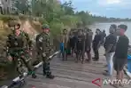 Aparat-TNI-mengawal-pendulang-emas-yang-berada-di-Pelabuhan-Tanah-Merah-Boven-Digoel.jpg