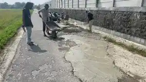 PERBAIKAN-JALAN-Pekerja-tukang-sedang-melakukan.jpg
