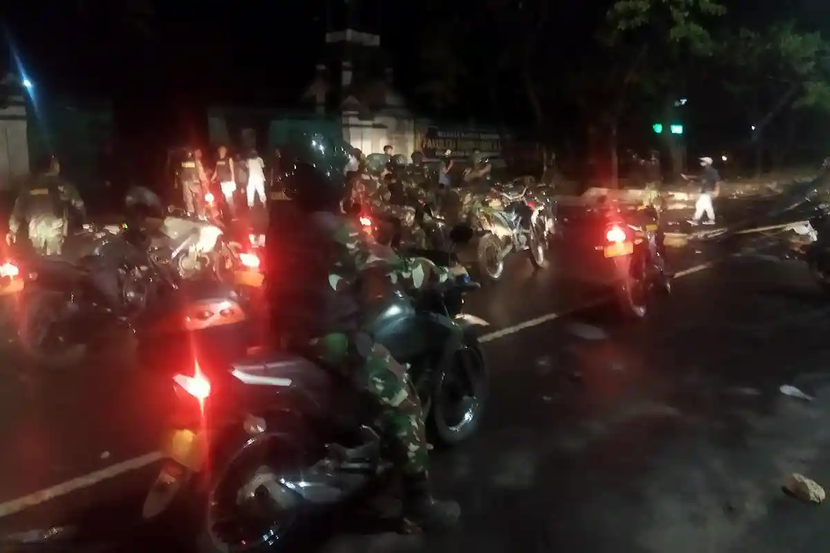 Tentara Datang, Jalan Depan Kampus UMI Dibuka Tapi Massa Minta Motornya Dikembalikan