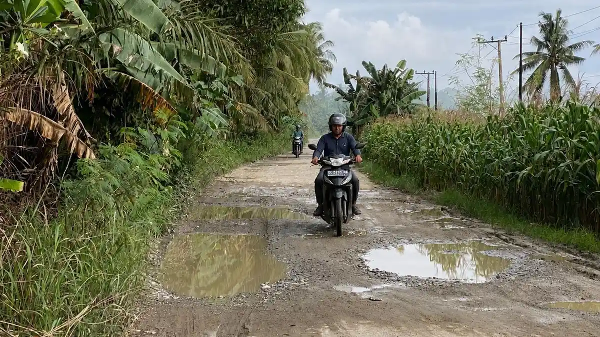 SDA Melimpah, Tapi Kondisi Jalan Rusak Luput dari Perhatian, Warga Kombiling Mateng Menjerit