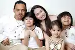 Verlita-Evelyn-dan-keluarga.jpg